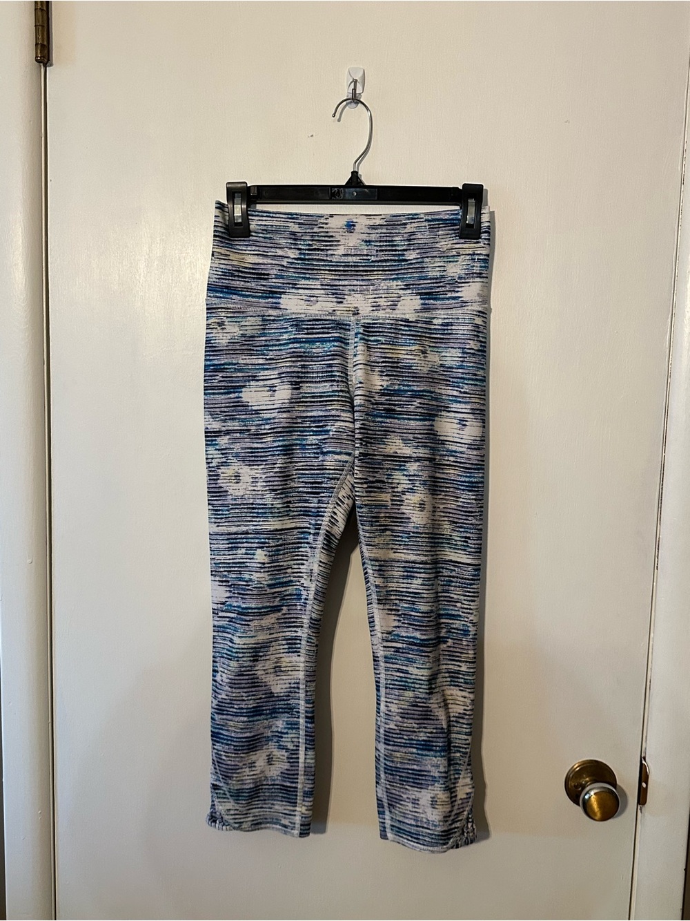 Lululemon Patterned Active Capri Leggings - side detail